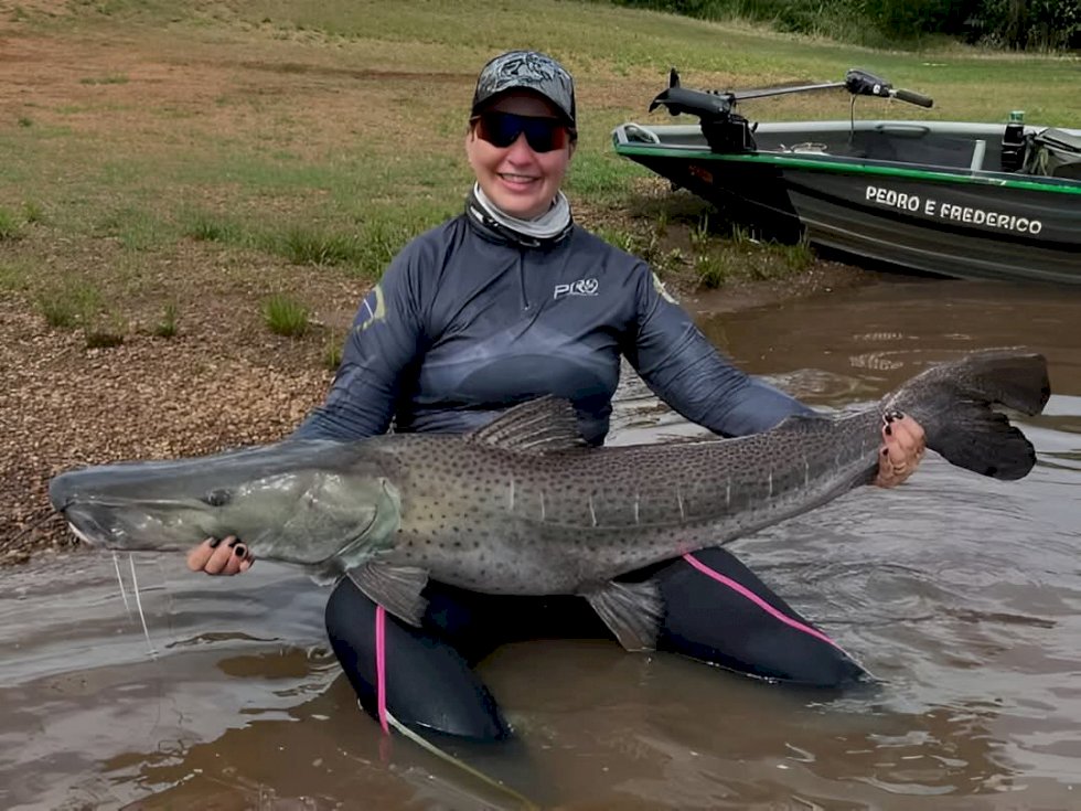 Empresária pesca pintando de 55 kg em rio