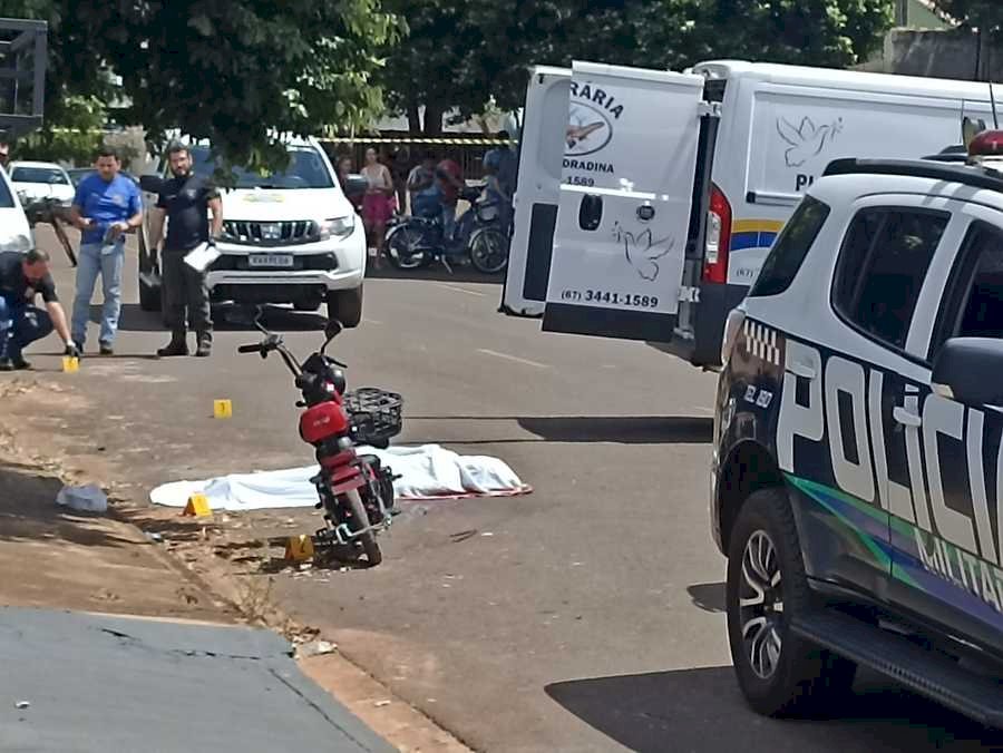 Mulher que conduzia bicicleta elétrica morre em colisão com caminhão em Nova Andradina