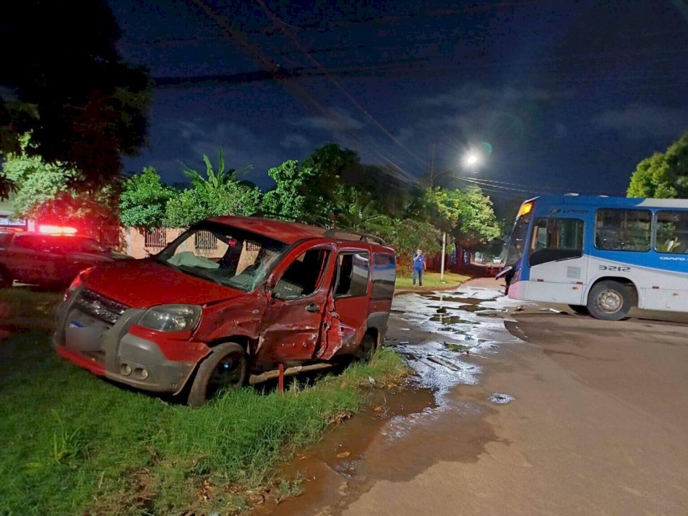 Van clandestina avança pare e crianças ficam feridas em acidente com ônibus
