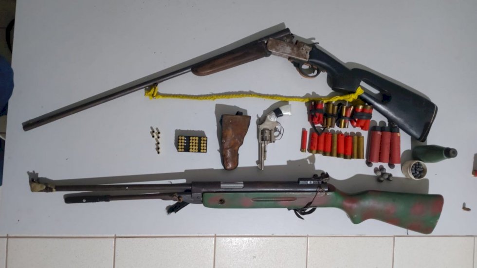 Homem é preso por posse irregular de arma de fogo e suspeita de cárcere privado de sua filha