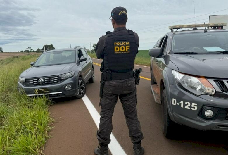 Dois jovens são presos com carro furtado durante abordagem em rodovia