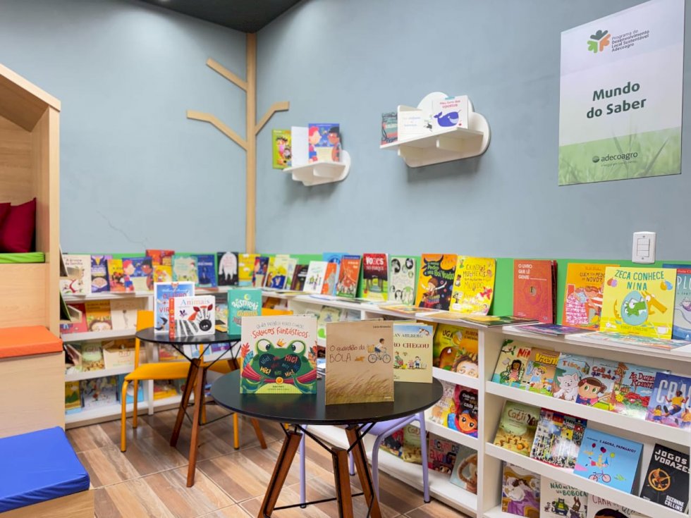 Projeto Territórios do Saber entrega biblioteca para Escola Municipal Mauro Fascincani em Angélica MS