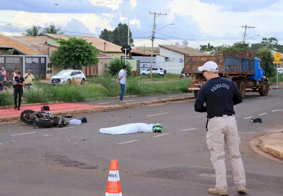 Rapaz em moto de alta cilindrada morre ao ser atingido por caminhão