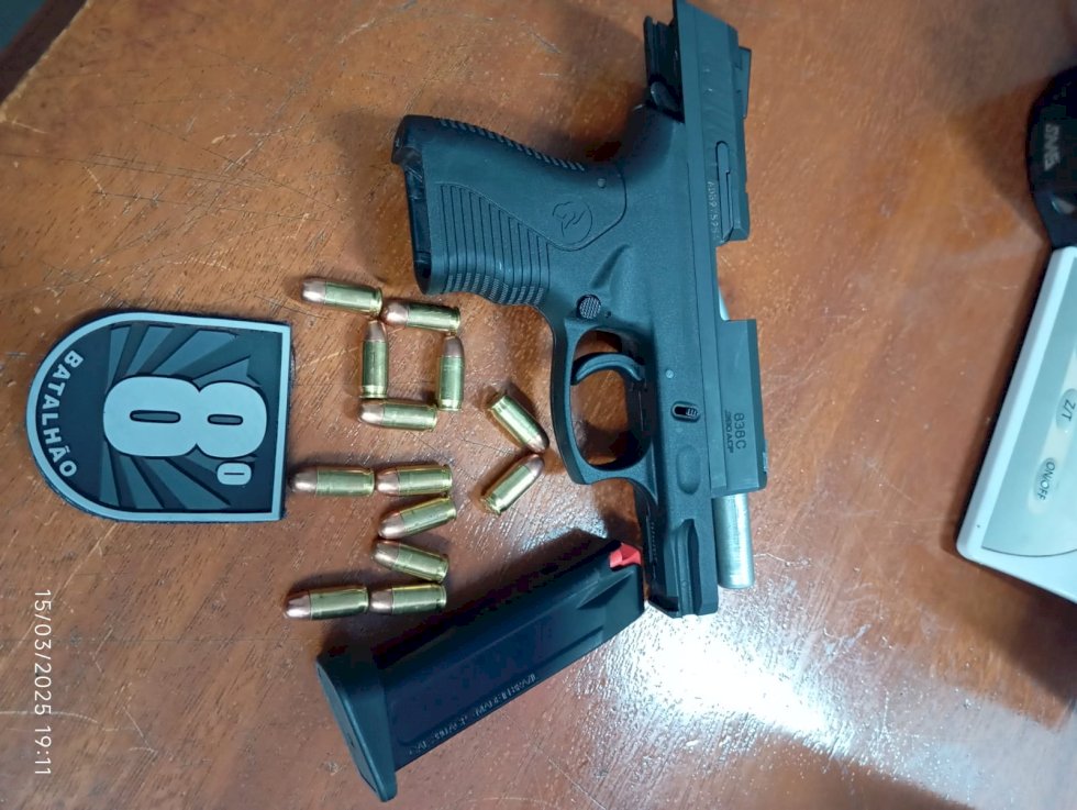 Polícia Militar prende homem de 53 anos por porte ilegal de arma de fogo após disparo em campo de futebol