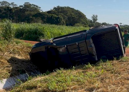Condutor embriagado é detido após capotamento na alça do anel viário de Nova Andradina