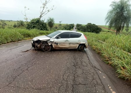 Ivinhema- Motorista perde controle da direção após veículo aquaplanar e colide em guard rail na BR 376