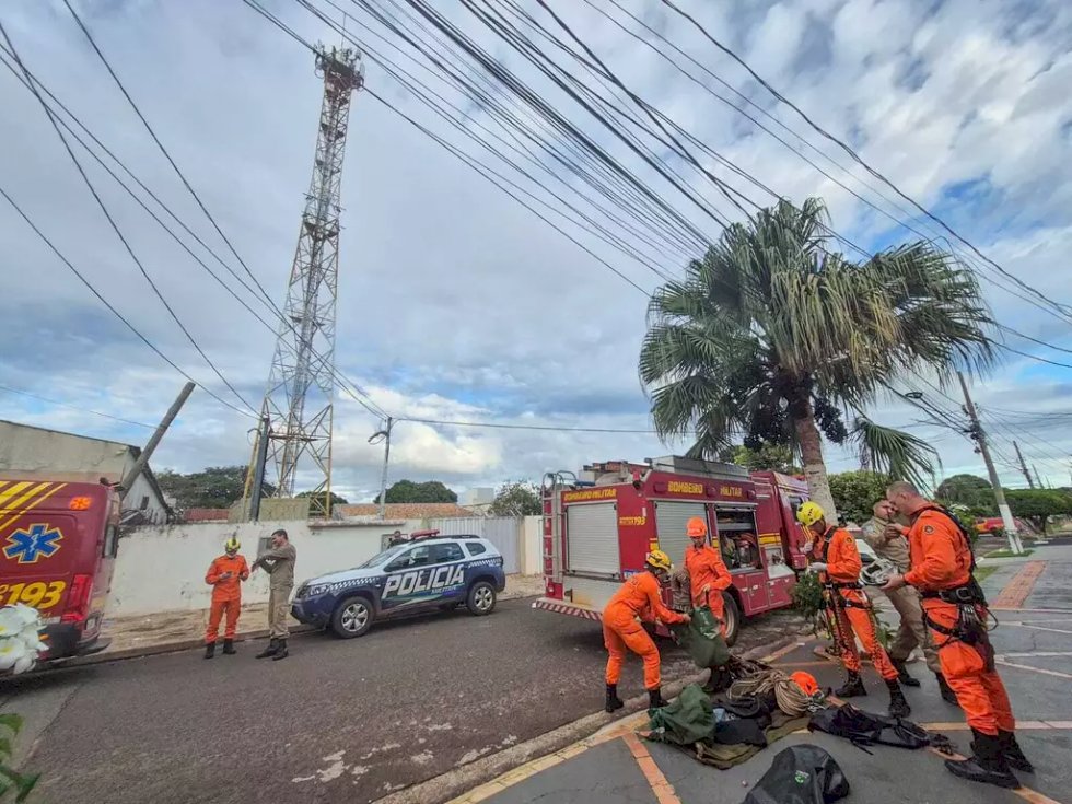 Homem é resgatado após subir em torre de 46 metros para dormir