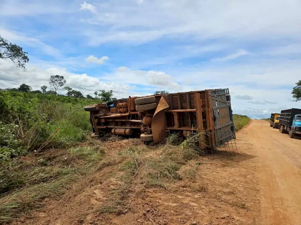 Caminhão dirigido por adolescente tomba na MS-142 e deixa uma pessoa morta e outra ferida,