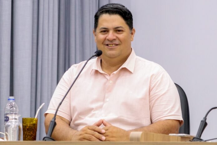 Marcio Alves requer informações referentes à empresa MS Green Ambiental e solicita alteração no horário de funcionamento da Farmácia Básica