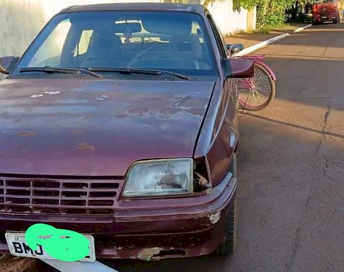 Bêbado, homem dorme ao volante, rampa rotatória, e derruba placa, e acaba preso