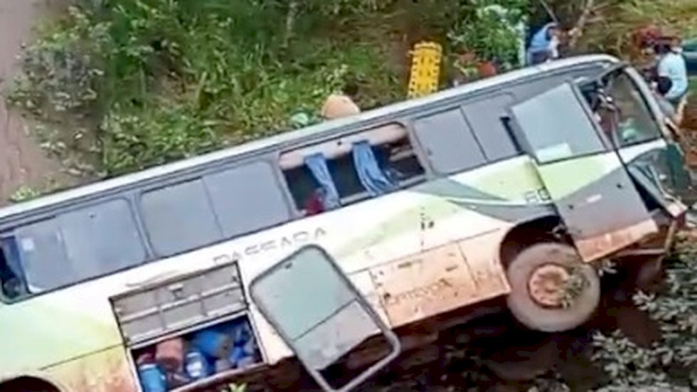 Ônibus cai de ponte e deixa ao menos 35 feridos na MS-436