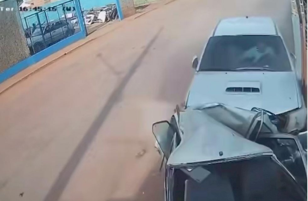Motorista passa mal, perde controle da direção e atropela pedreiro e colide em veículo