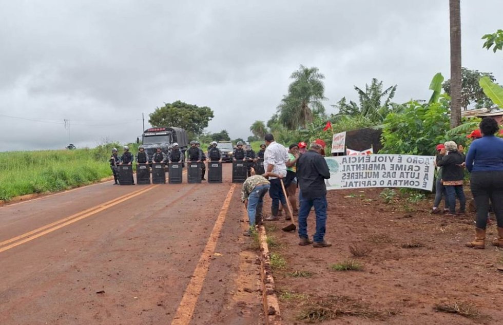 Tropa de Choque expulsa trabalhadores sem-terra de área da JBS em Dourados