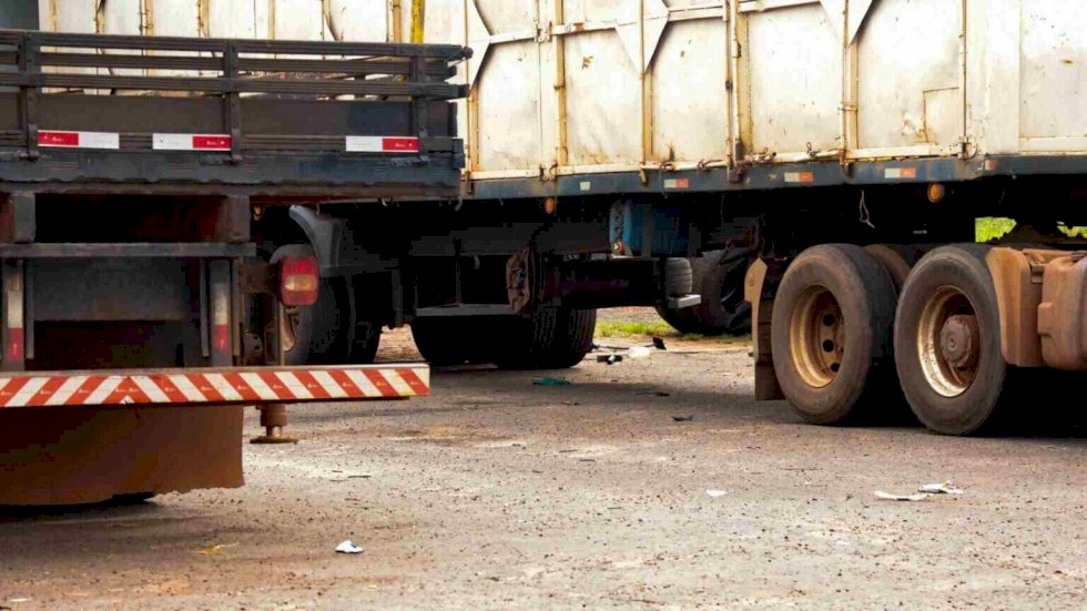 Homem tem cabeça esmagada por carreta