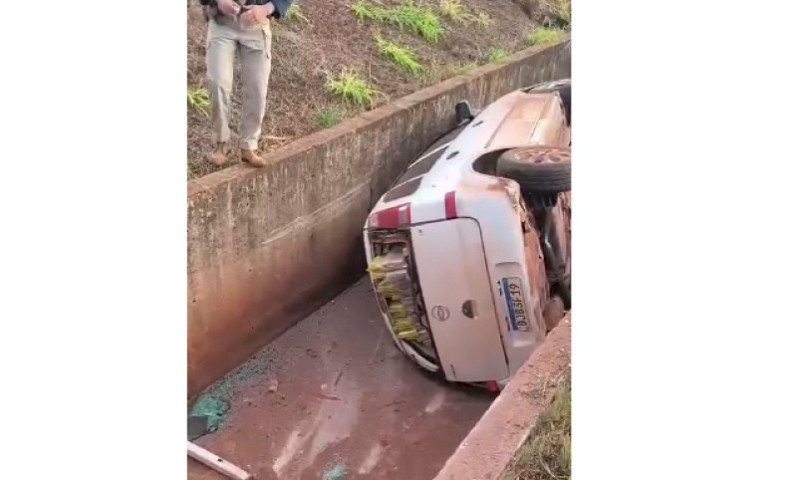 Carro carregado com contrabando cai em valeta na BR-163 e motorista foge