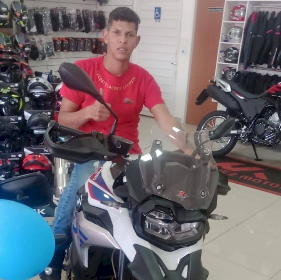 Jovem atingido com três tiros em conveniência morre em MS