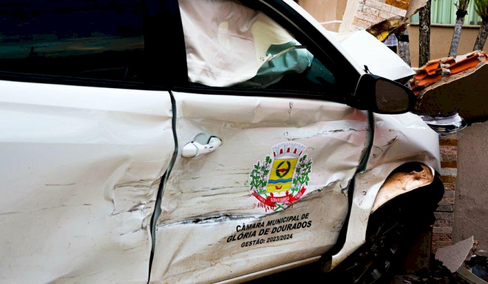 Carro com vereadores atinge veículo fúnebre e derruba muro de casa
