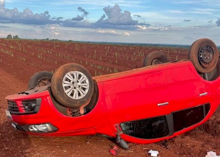 Moradora de Ivinhema capota carro ao bater em buraco na rodovia MS -276 entre Indápolis e Lagoa Bonita