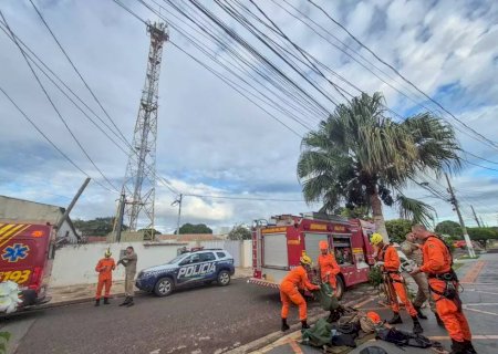 Homem é resgatado após subir em torre de 46 metros para dormir