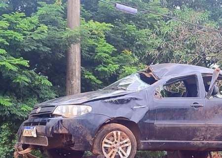 Ivinhema - Motorista perde controle da direção e capota veículo na BR - 376