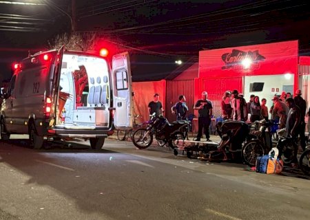 Motociclista atinge bicicleta elétrica com mulher e criança em Nova Andradina