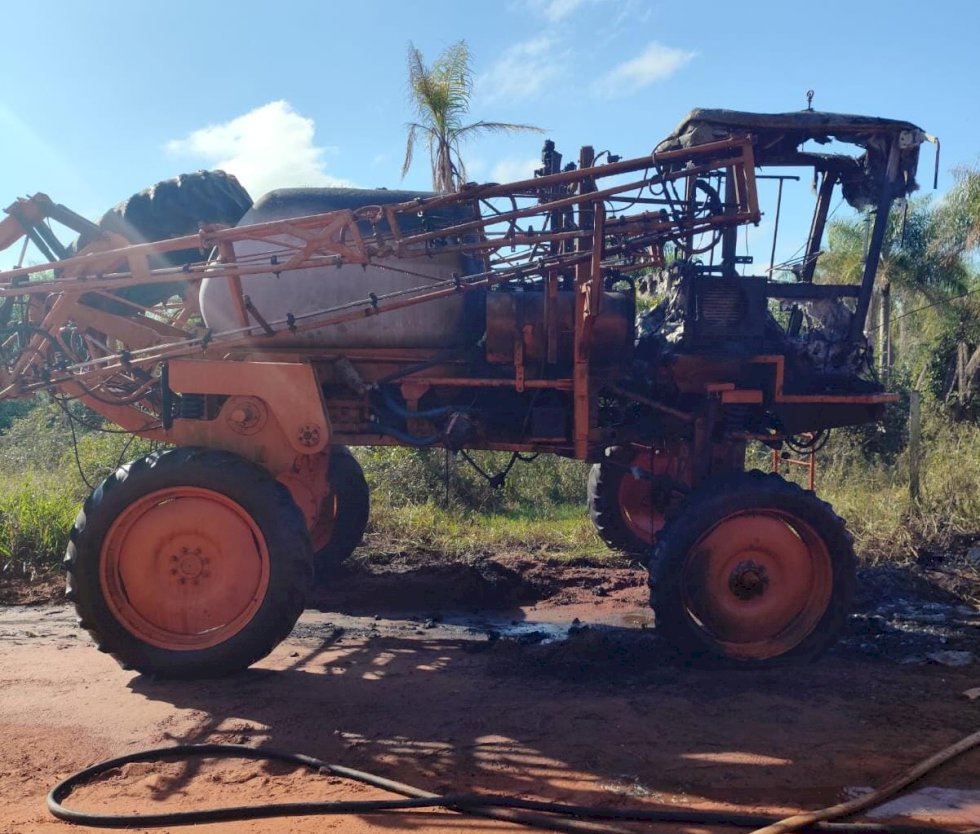 Ivinhema - Máquina agrícola pega fogo