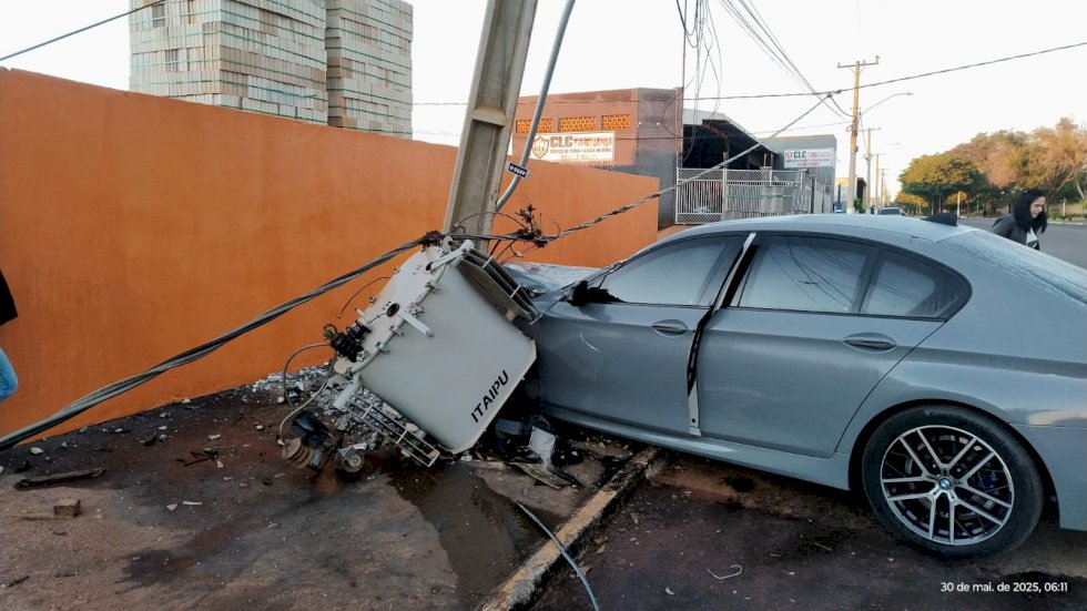 Ivinhema - Motorista perde controle da direção e colide veiculo em poste de energia