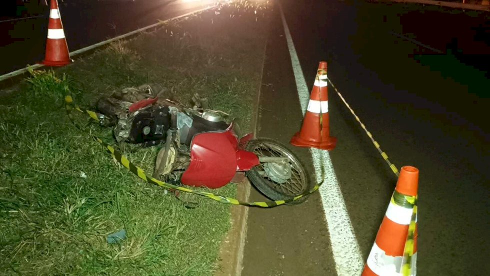 Mulher morre em colisão entre motocicleta e Fiat Toro na BR-163