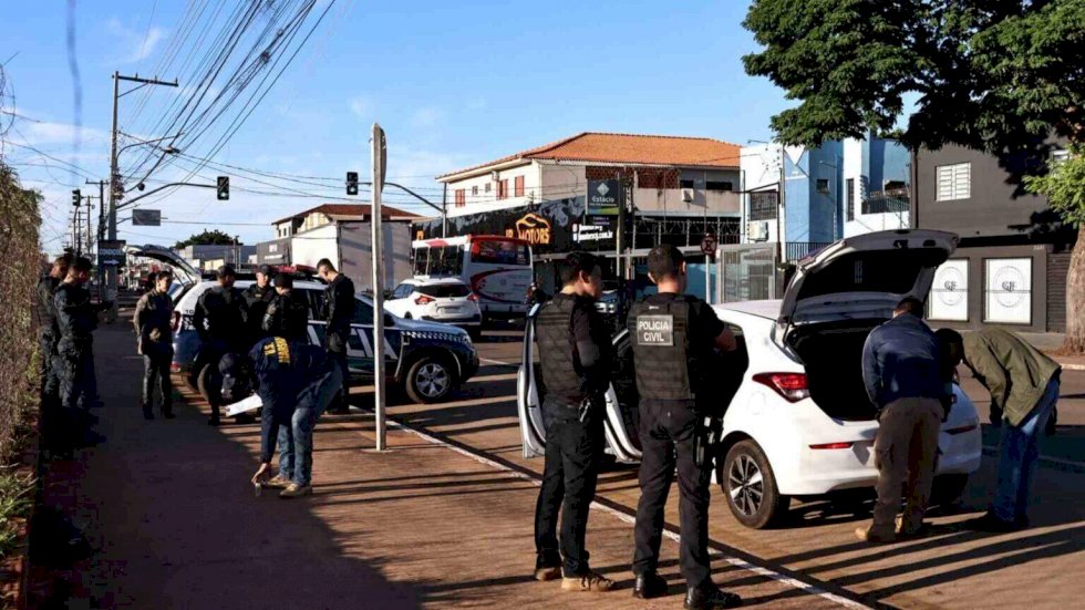 Vítima tentou correr do companheiro em pátio de posto antes de ser ferida a tiros