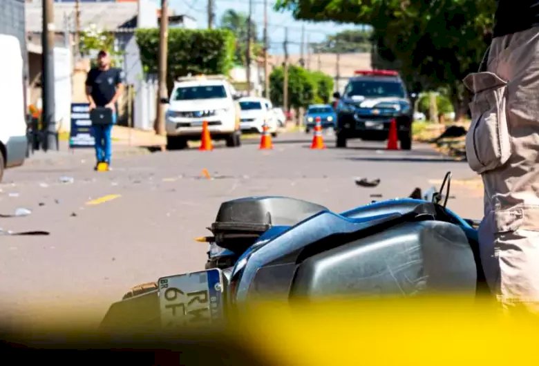 Mulher morre e grávida perde bebê após colisão entre carro e moto
