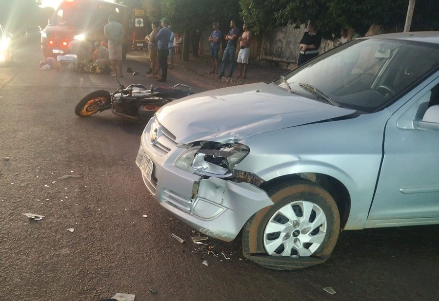 Motociclista é socorrido pelo Corpo de Bombeiros após colisão com carro em cruzamento de Nova Andradina