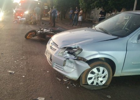 Motociclista é socorrido pelo Corpo de Bombeiros após colisão com carro em cruzamento de Nova Andradina