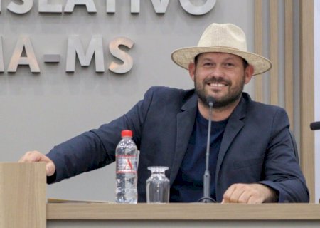 Eder Chicó solicita construção de boca de lobo e operação tapa buracos no bairro Agua Azul