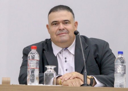 Professor Erlon pede poda de árvores e limpeza em escola, cadeiras de banho e suportes para soro em ESFs e Hospital Municipal