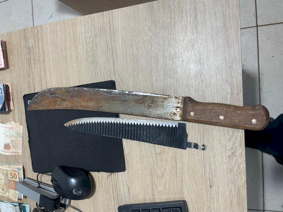 Angélica - Polícia Militar prende suspeito por perturbação e porte de arma branca em rodoviária