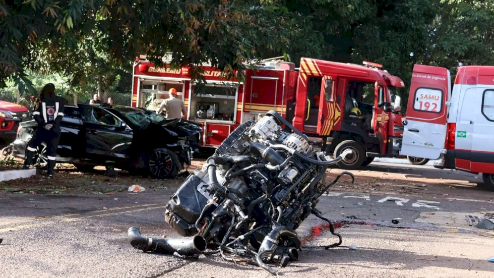 Audi fica destruído em acidente e motorista preso às ferragens