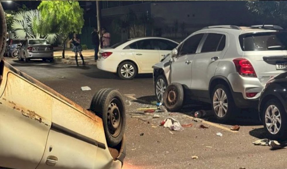 Condutora na contramão bate em carros e capota