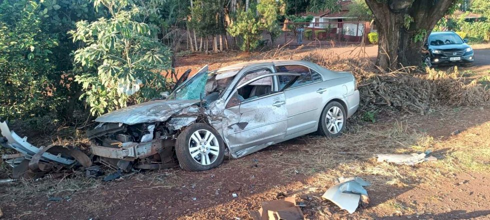 Colisão frontal entre camionete Hilux e Ford Fusion na BR-376