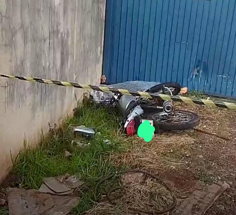 Motociclista morre após perder o controle da moto e bater em portão e na lateral de muro