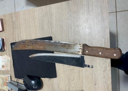 Angélica - Polícia Militar prende suspeito por perturbação e porte de arma branca em rodoviária