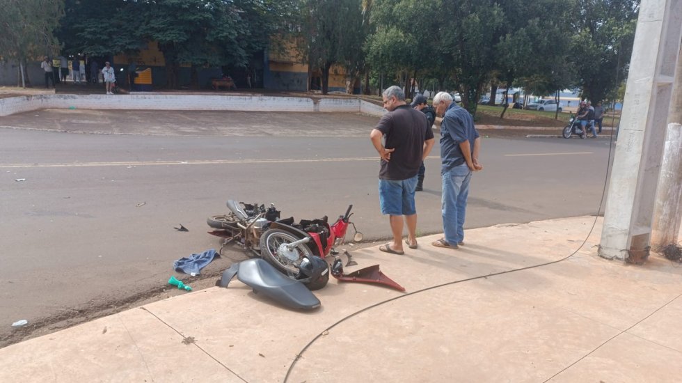 Ivinhema - Motociclista fica com ferimentos leves após acidente entre carro e moto  no bairro Piraveve