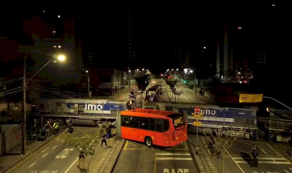 Ônibus biarticulado parte ao meio após colisão com trem e deixa 11 feridos