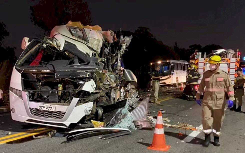 Acidente entre carreta e dois ônibus na BR-153 deixa cinco mortos, diz PRF