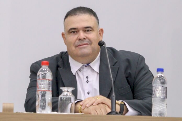 Professor Erlon pede criação de LAB CRIATIVO MUNICIPAL e construção de cobertura em cozinha de Escola Municipal