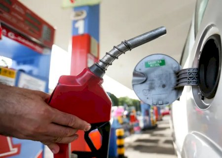 Combustível: governo prevê queda de preço se petróleo mantiver cotação