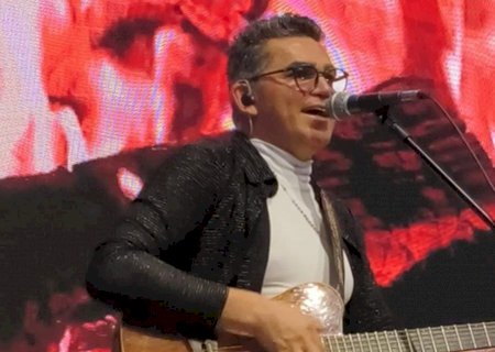 Magron Escobar comemora seus 50 anos no palco, do jeito que mais ama
