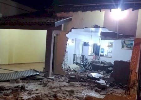 Motorista perde controle de caminhonete e invade residência