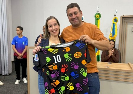 APEFIV realiza cerimônia de entrega de uniformes com símbolo do Autismo e reforça compromisso com a inclusão