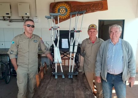 Bombeiros Militares em Ivinhema doam cadeira de rodas e muletas ao Rotary