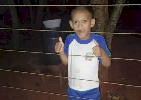 Morre menino de 8 anos picado por escorpião que estava escondido em tênis